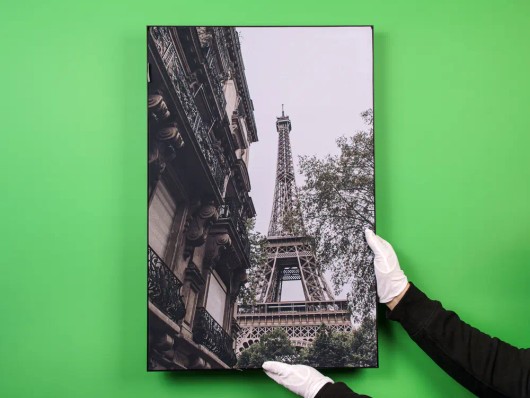 Acoustic Wall Art tegen een groene muur