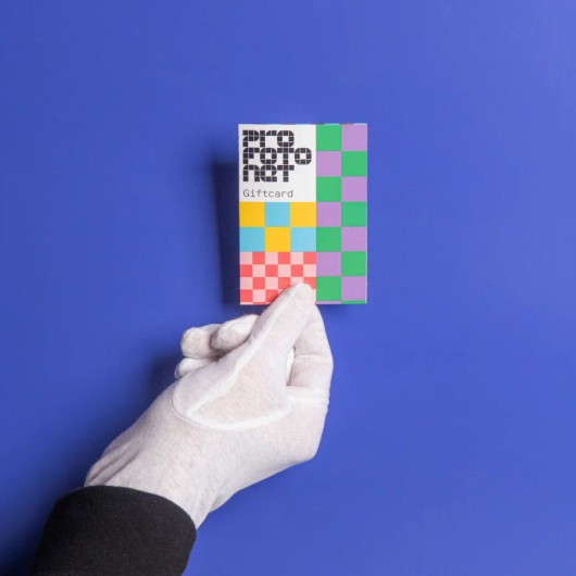 Cadeaukaart op een blauwe achtergrond