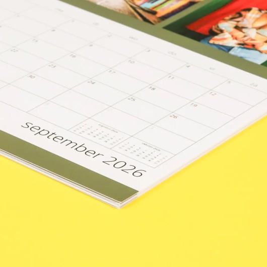 Een fotokalender op een gele ondergrond