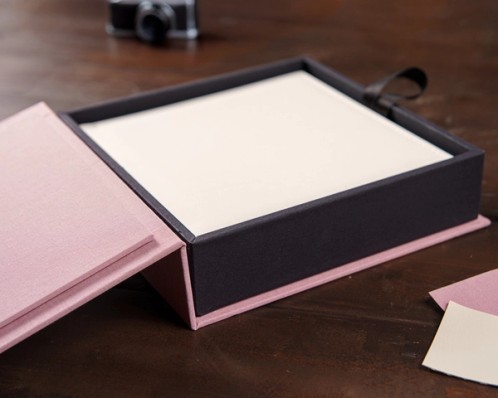 Fotoboek bewaarbox open met staand boek