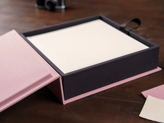 Boîte de conservation pour livre photo ouverte avec livre debout