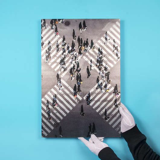 Direktdruck auf gebürstetem Aluminium auf blauem Hintergrund