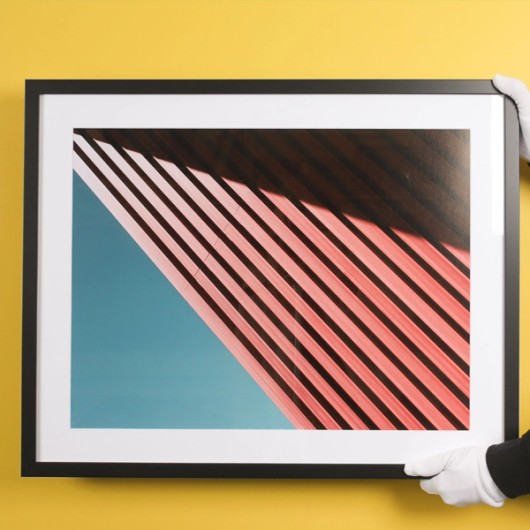 Straatfoto met scooter als Fine Art print, ingelijst met passe-partout