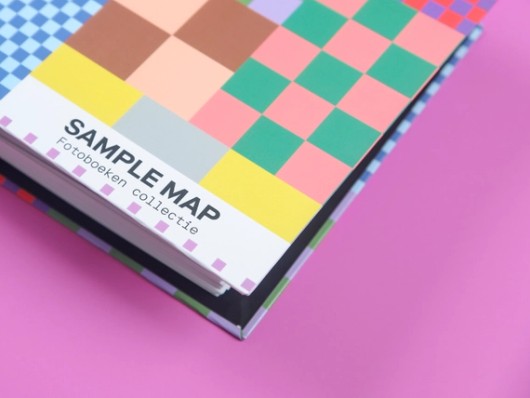 Classeur d’échantillons Profotonet sur fond rose