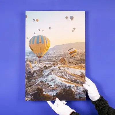 Foto op polystyreen op een blauwe muur
