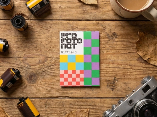 Carte cadeau Profotonet sur une table en bois brun