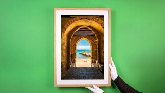 Foto im Rahmen mit Passepartout auf grünem Hintergrund