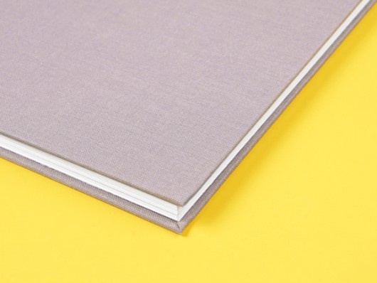 Livre photo sur fond jaune