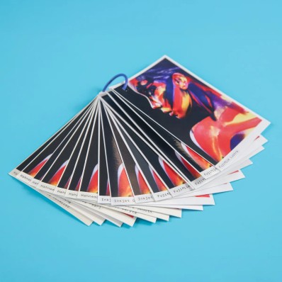 Opengewaaierde samplewaaier met papiersoorten