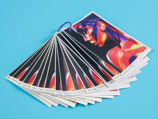Opengewaaierde samplewaaier met papiersoorten