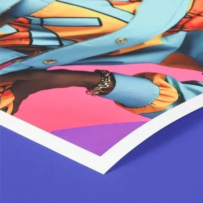Fine-art print schuin van opzij, waarbij het licht de textuur en witrand van het papier toont