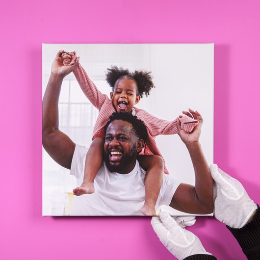 Leinwand mit Handschuh auf rosa Hintergrund