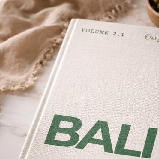 Livre de table basse sur table de salon