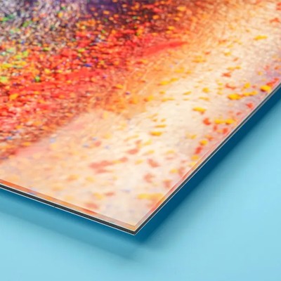 Hoekaanzicht van een foto achter plexiglas op aluminium