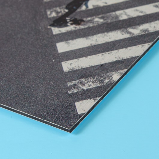 Direktdruck auf gebürstetem Aluminium – Nahaufnahme