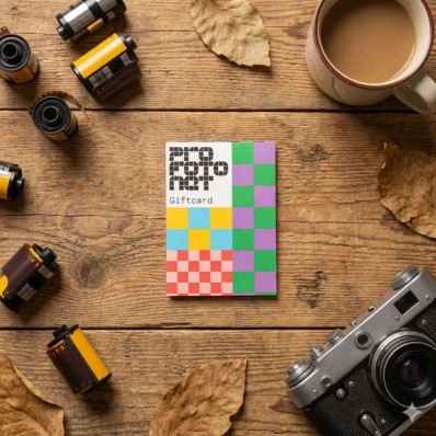 Cadeaukaart op een houten tafel