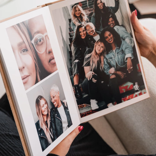 Livre photo avec des personnes