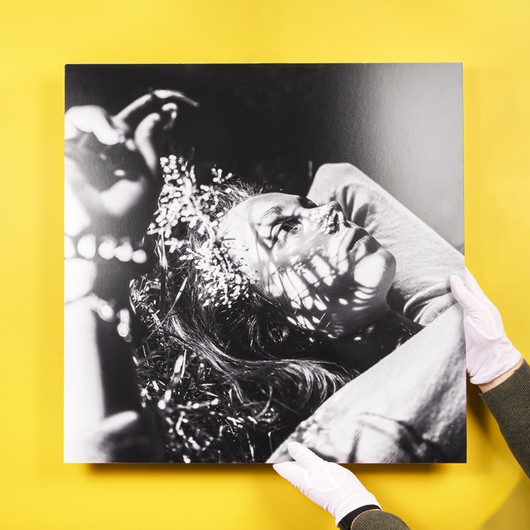 Foto auf Forex auf gelbem Hintergrund