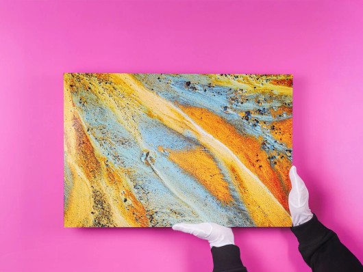 Vissersdorp met boten als Fine Art print achter glanzend plexiglas op dibond